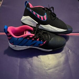 Nike Team Hustle Quick Basketball Shoes [CQ9438-001] Black/Pink/Blue
Size 5.5 Y